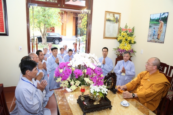 Phật tử tác bạch trước Thầy Thích Trúc Thái Minh tại phòng khách