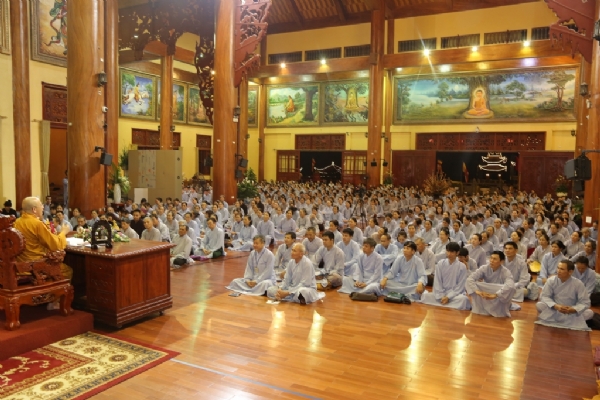 Phật tử trang nghiêm nghe Thầy Thích Trúc Thái Minh giảng Pháp