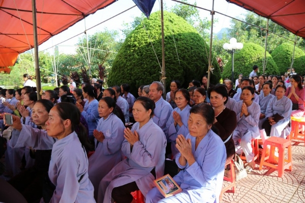 Phật tử trang nghiêm tham dự lễ cầu siêu hương linh anh hùng liệt sĩ và phả độ gia tiên.