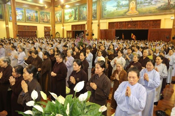 Phật tử trang nghiêm trong thời khóa sám hối