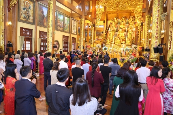 Phật tử và khách mời của hai cặp đôi đến tham dự lễ hằng thuận.