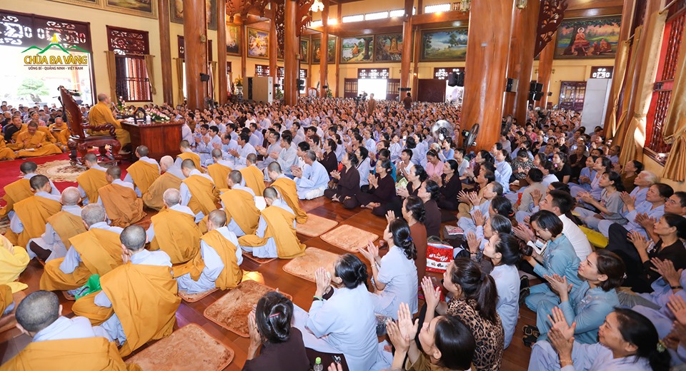 Đại chúng hoan hỉ khi được Sư Phụ truyền trao cho những bài giảng để làm hành trang trên bước đường tu nhân học Phật. 
