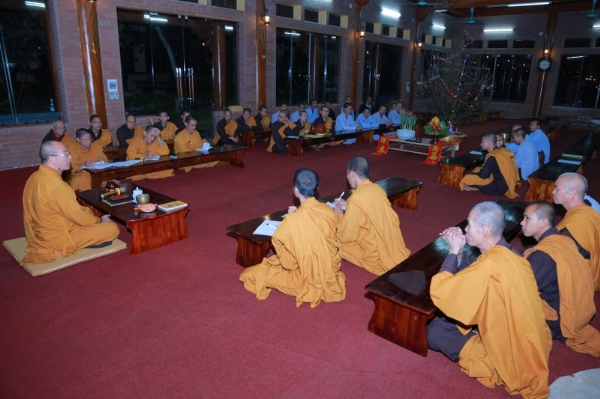 Sư Phụ cùng chư Tăng chùa Ba Vàng họp tổng kết công tác chuẩn bị đón xuân Đinh Dậu.