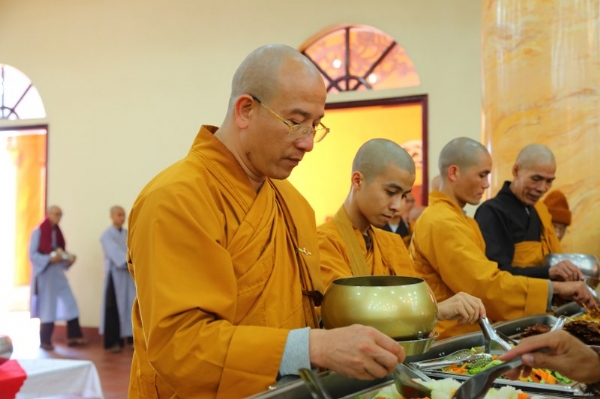 Sư Phụ và chư Tăng chùa Ba Vàng khất thực trong buổi lễ tất niên.