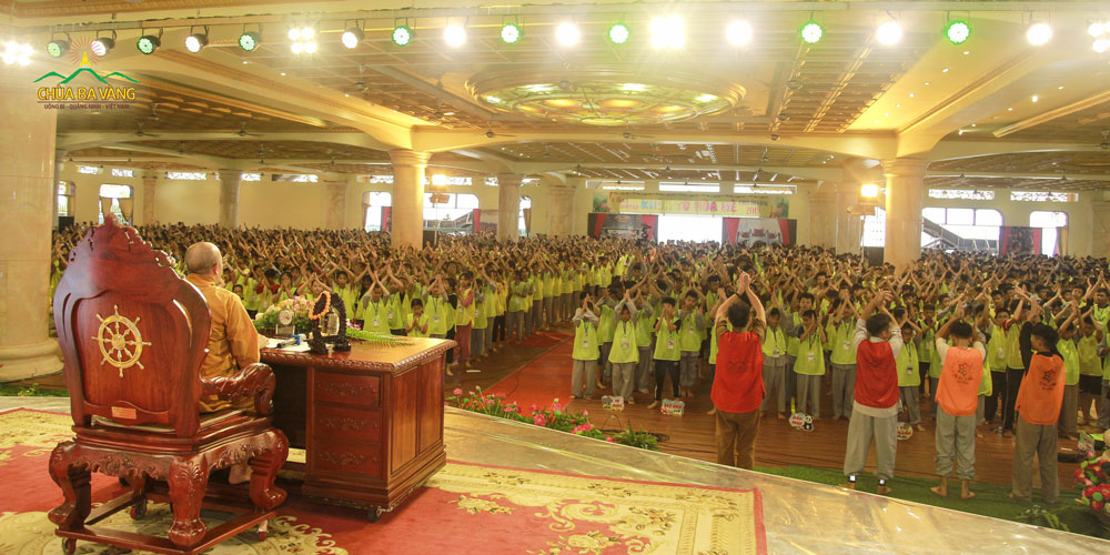 Sư Phụ Thích Trúc Thái Minh tổ chức khóa tu mùa hè cho hàng ngàn bạn trẻ được về chùa kết duyên với Tam Bảo