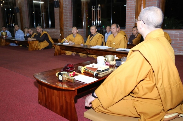 Sư Phụ Thích Trúc Thái Minh ân cần chỉ dạy Chư Tăng trong khi làm việc.