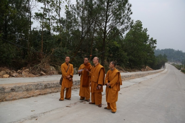 Sư Phụ Thích Trúc Thái Minh cùng chư Tăng chùa Ba Vàng kiểm tra con đường mới lên chùa.