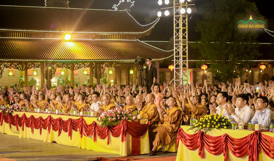 Đại đức Thích Trúc Thái Minh - Trụ trì chùa Ba Vàng cùng chư tôn đức Tăng Ni chùa Ba Vàng, cũng như các tự viện trong và ngoài tỉnh quang lâm chứng dự buổi lễ