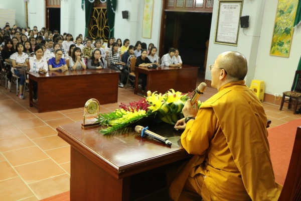 Sư Phụ Thích Trúc Thái Minh từ bi ban bố cho các bạn trẻ thời pháp nhũ quý báu trong khóa tu một ngày tại chùa Ba Vàng.