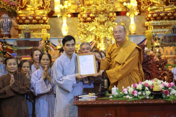Sư Phụ trao quyết định thành lập đạo tràng cho các Phật tử tp Móng Cái - Quảng Ninh.