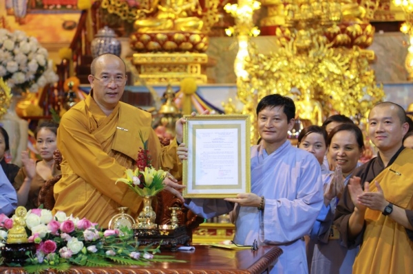 Sư Phụ trao quyết định thành lập CLB Phật tử cho các Phật tử tỉnh Bắc Ninh.