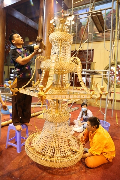 Tân trang hệ thống đèn tại ngôi Tam Bảo chùa Ba Vàng.