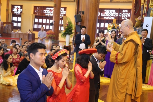 Thầy Thích Trúc Thái Minh ban nước cam lồ chúc phúc 2 cặp đôi.