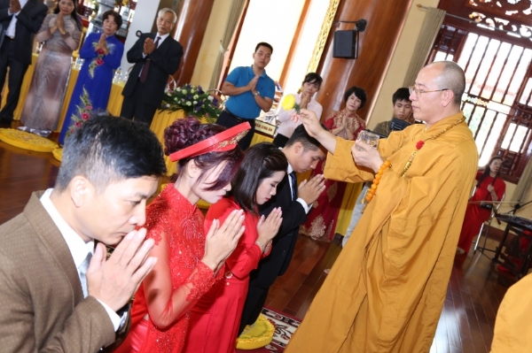 Thầy Thích Trúc Thái Minh ban phước chúc phúc cho các cặp đôi.