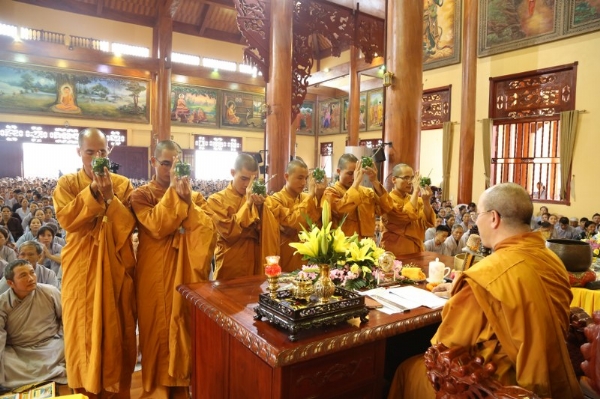 Thầy Thích Trúc Thái Minh chú nguyện trong Đại lễ Vu Lan.