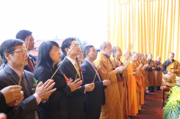 Thầy Thích Trúc Thái Minh dâng hương bạch Phật trong lễ khai hội đầu xuân.
