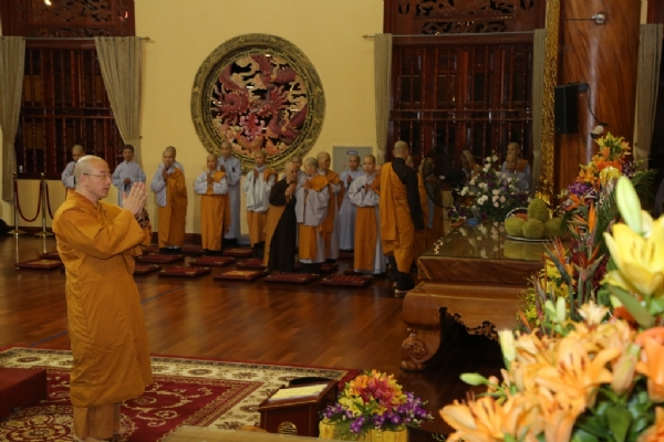 Thầy Thích Trúc Thái Minh đảnh lễ Tam Bảo trước khi thuyết Pháp cho các Phật tử