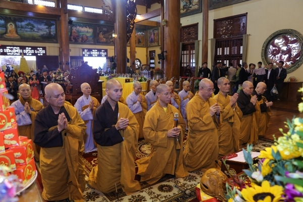 Thầy Thích Trúc Thái Minh niêm hương bạch Phật tiến hành nghi thức lễ hằng thuận.