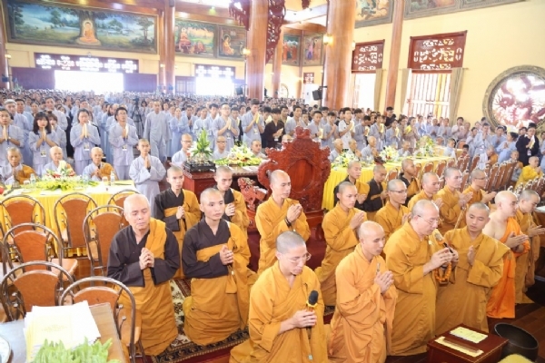 Thầy Thích Trúc Thái Minh niêm hương bạch Phật trong đại lễ phát bồ đề tâm nguyện.