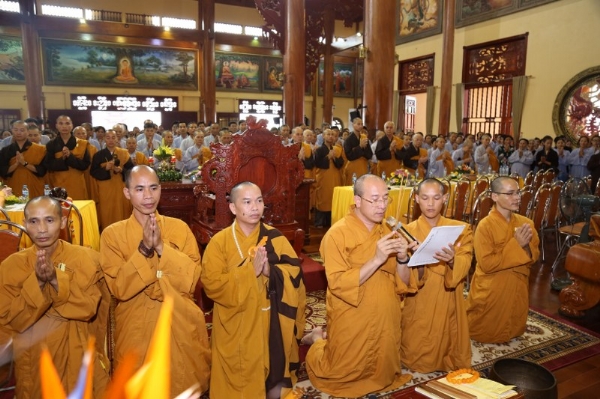Thầy Thích Trúc Thái Minh niêm hương bạch Phật trong Đại lễ Vu Lan báo hiếu và cầu siêu phả độ gia tiên.