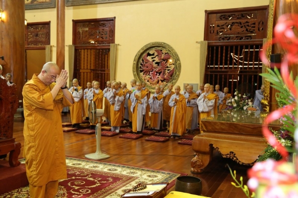 Thầy Thích Trúc Thái Minh niêm hương bạch Phật