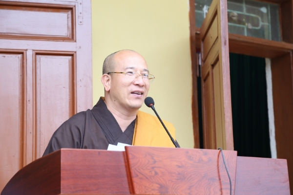 Thầy Thích Trúc Thái Minh phát biểu tại lễ trao quà.