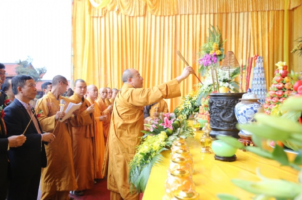 Thầy Thích Trúc Thái Minh thắp hương cúng Phật.