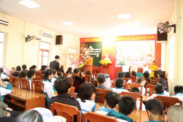 Thầy Thích Trúc Thái Minh trao quà cho các em nhỏ có hoàn cảnh khóa khăn tại trung tâm bảo trợ xã hội.