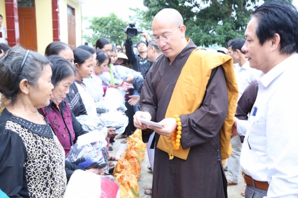 Thầy Thích Trúc Thái Minh trao quà cho các gia đình.