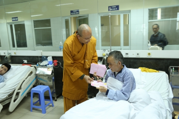 Thầy Thích Trúc Thái Minh trao tặng quà cho các bênh nhân.
