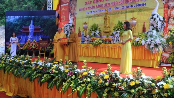 Thầy Thích Trúc Thái Minh - Trụ trì chùa Ba Vàng đại diện chư Tăng chùa ủng hộ xây dựng Bảo Lâm Tự.