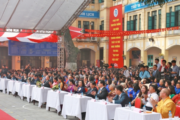 Thầy Thích Trúc Thái Minh - Trụ trì chùa Ba Vàng đã quang lâm , chứng dự buổi lễ kỷ niệm 100 năm thành lập trường THCS Trưng Vương 