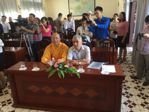 Thầy Thích Trúc Thái Minh - trụ trì chùa Ba Vàng tham dự lễ phát động ủng hộ quỹ vì người nghèo tỉnh Quảng Ninh.