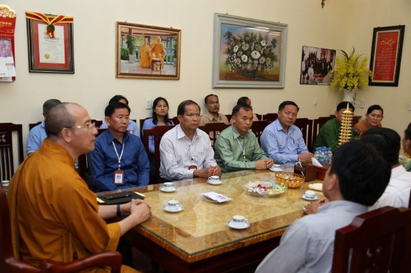 Thầy Thích Trúc Thái Minh - Trụ trì chùa Ba Vàng tiếp đón phái đoàn cán bộ cao cấp nước Cộng hòa dân chủ nhân dân Lào.