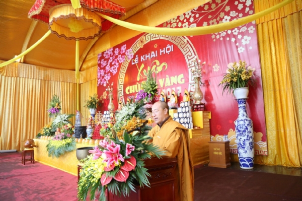 Thầy Trụ trì chùa Ba Vàng phát biểu trong lễ khai hội đầu xuân.