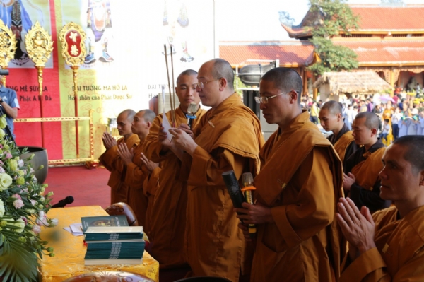 Thầy trụ trì niêm hương bạch Phật quang giáng đàn tràng.