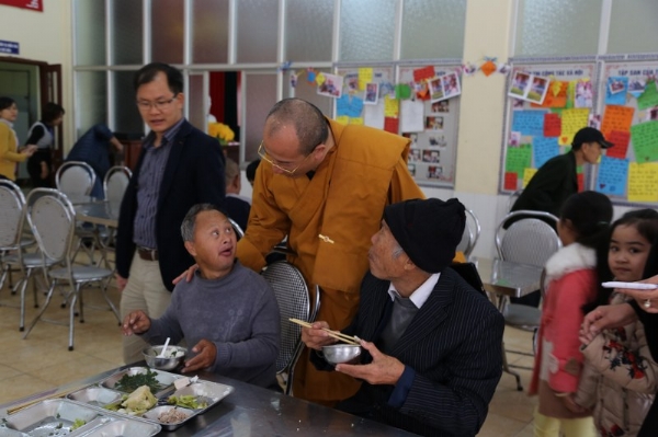 Thầy trụ trì Thích Trúc Thái Minh ân cần hỏi thăm những hoàn cảnh tại trung tâm bảo trợ xã hội