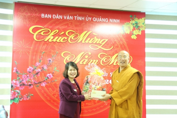 Thầy trụ trì Thích Trúc Thái Minh chúc tết lãnh đạo Ban Dân vận tỉnh Quảng Ninh.