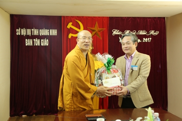 Thầy trụ trì Thích Trúc Thái Minh chúc tết lãnh đạo Ban Tôn giáo tỉnh Quảng Ninh.