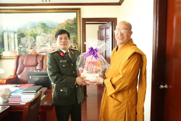 Thầy trụ trì Thích Trúc Thái Minh chúc tết lãnh đạo công an tỉnh Quảng Ninh.