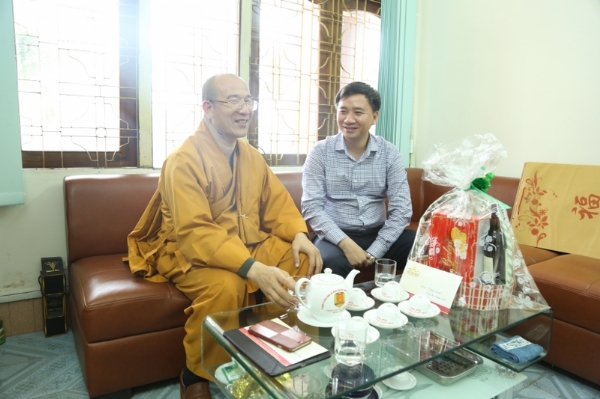 Thầy trụ trì Thích Trúc Thái Minh chúc tết lãnh đạo Phòng PA88 Công an tỉnh Quảng Ninh.