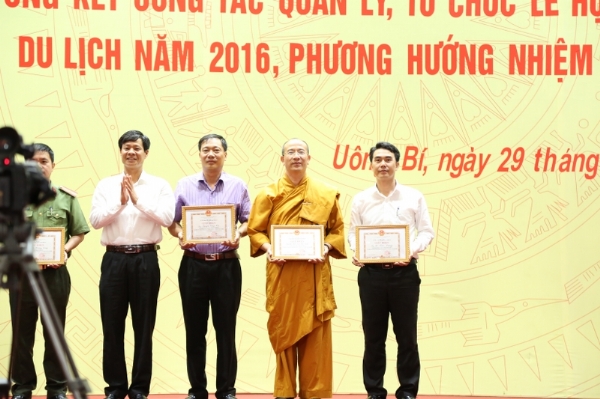 Thầy trụ trì Thích Trúc Thái Minh nhận bằng khen từ thành phố Uông Bí.
