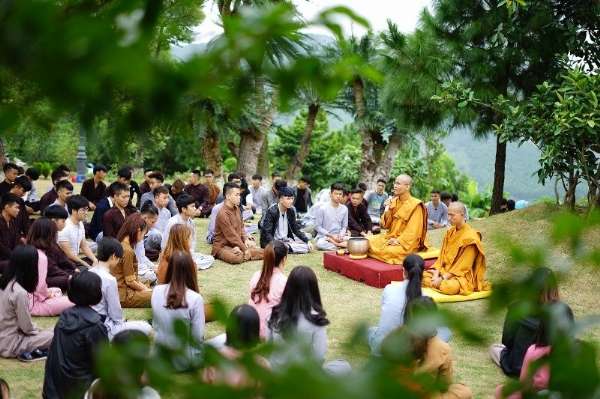 Thời khóa thiền hành trong buổi sinh hoạt lần thứ 3 CLB Tuổi Trẻ chùa Ba Vàng.