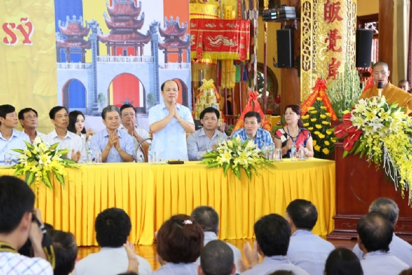 Tiến sĩ Đoàn Mạnh Phương về chùa tham dự lễ lưu danh các anh hùng liệt sĩ.