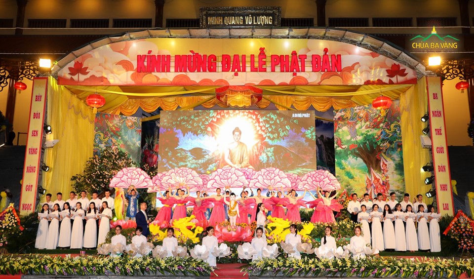 Tiết mục Việt Nam Phật Tâm Ca vô cùng ấn tượng và sâu lắng, được dàn dựng rất công phu bởi CLB Trúc Thanh Hà Nội.