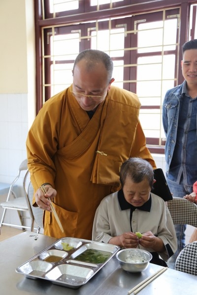 Tình thương của Thầy Thích Trúc Thái Minh dành tặng cho mọi người tại trung tâm bảo trợ xã hội.