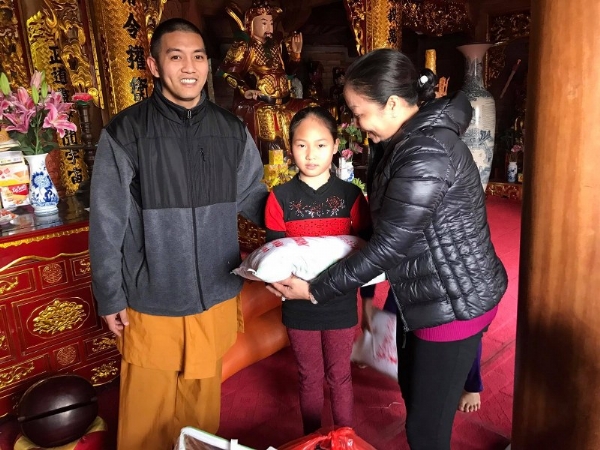 Trao tặng quà tết tại chùa Diên Phúc.