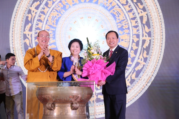 Ông Trịnh Văn Chiến - Uỷ viên Trung ương Đảng - Bí thư kiêm Chủ tịch HĐND tỉnh Thanh Hóa trao tặng Trống Đồng cho chùa Diên Phúc