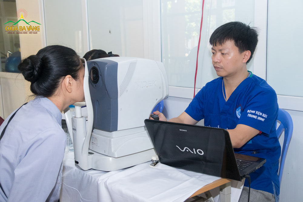 Bác sĩ Nguyễn Duy Thắng khám chữa bệnh cho bệnh nhân tại chương trình từ thiện 