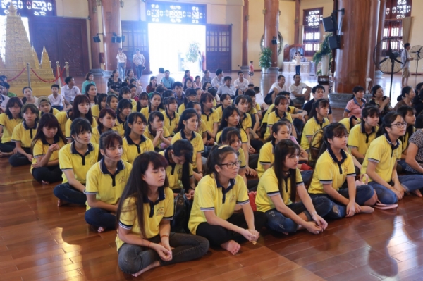 Các bạn học sinh trường THPT Chi Lăng - Lạng Sơn về chùa Ba Vàng tu học những ngày hè.
